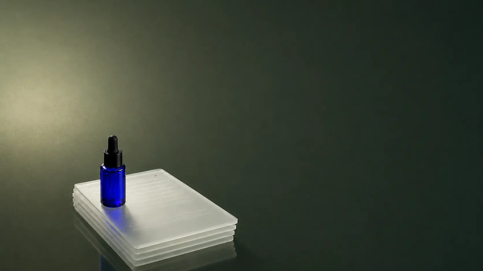 Kobaltblaues Serum auf gestapelten durchscheinenden Journalseiten